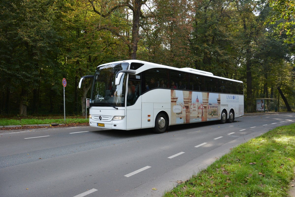 Am 18.10.2014 fährt FLX-734 (aus Ungarn (Mercedes Benz Tourismo)) am Neuen Palais in Potsdam vorbei.
