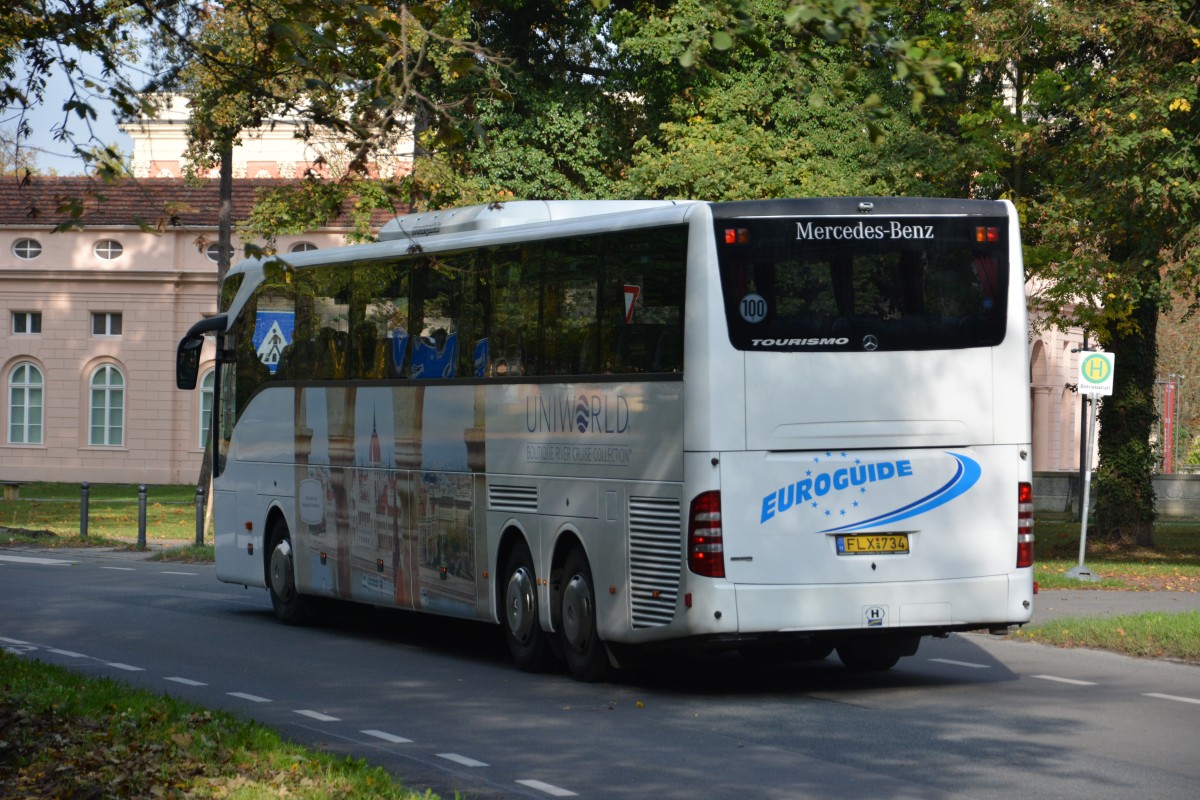 Am 18.10.2014 fährt FLX-734 (aus Ungarn (Mercedes Benz Tourismo)) am Neuen Palais in Potsdam vorbei.
