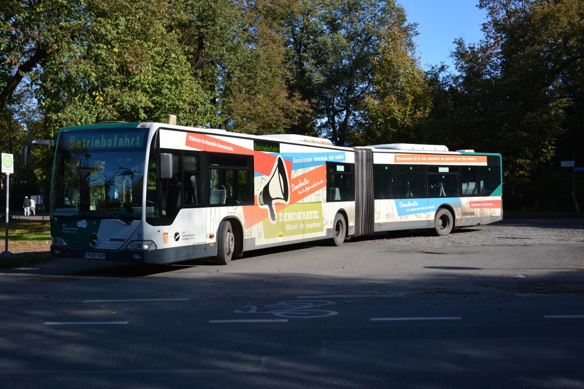Am 19.10.2014 steht P-AV 947 an der Haltestelle Potsdam Neues Palais. Aufgenommen wurde Mercedes Benz O530.
