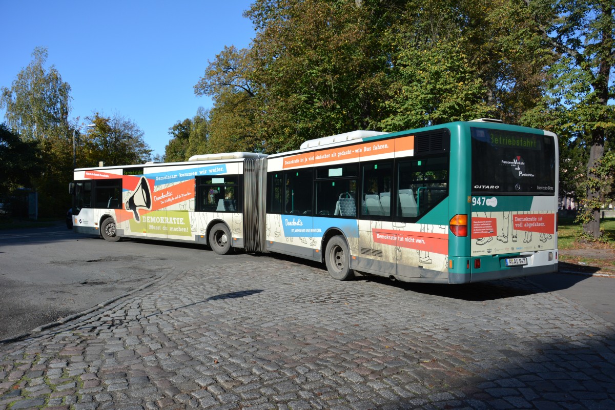 Am 19.10.2014 steht P-AV 947 an der Haltestelle Potsdam Neues Palais. Aufgenommen wurde Mercedes Benz O530.
