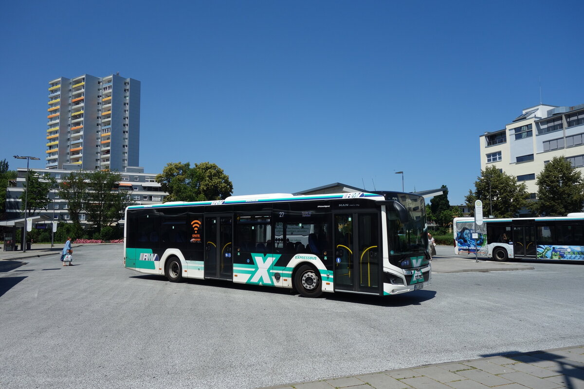 Am 20.06.2025 ist ein sehr neuer MAN New Lion's City 12 auf der Linie X27 nach Nidderau Bahnhof unterwegs. Hier am Bad Homburger Bahnhof.