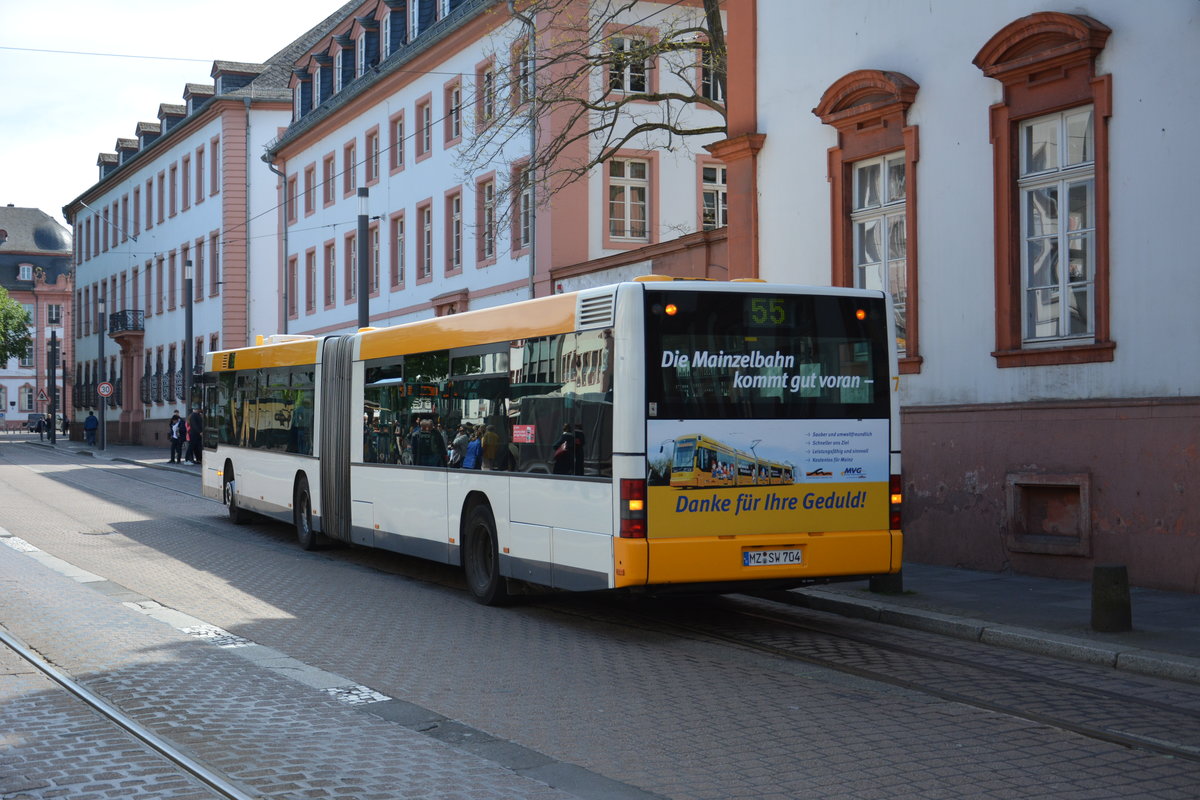 Am 21.04.2016 fährt MZ-SW 704 auf der Linie 55 durch Mainz. Aufgenommen wurde ein MAN Niederflur-Gelenkbus der 2. Generation / Innenstadt Mainz.
