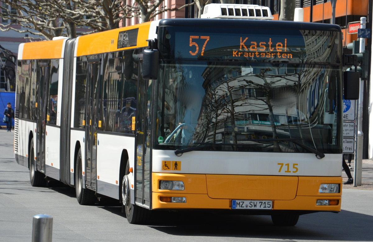 Am 21.04.2016 fährt MZ-SW 715 auf der Linie 57 nach Kastel. Aufgenommen wurde ein MAN Niederflur-Gelenkbus der 2. Generation / Innenstadt Mainz.
