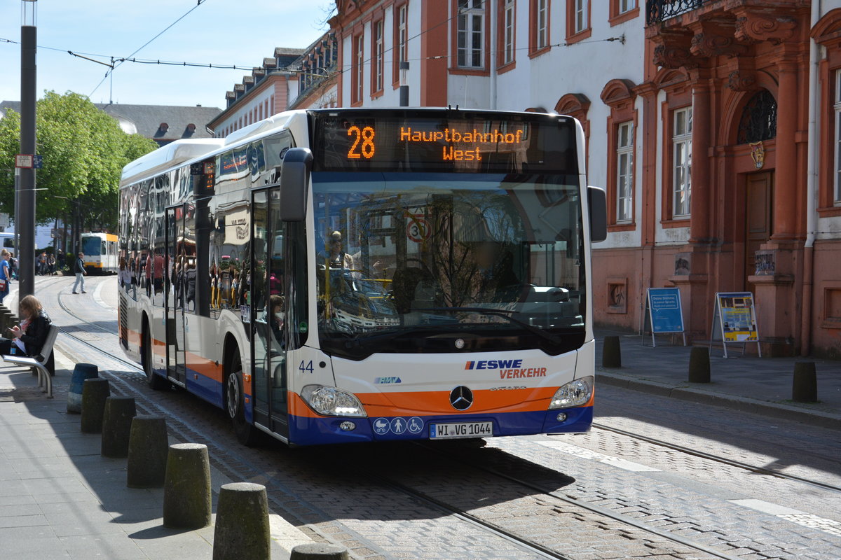 Am 21.04.2016 fährt WI-VG 1044 auf der Linie 28. Aufgenommen wurde ein Mercedes Benz Citaro II Low Entry / Mainz Innenstadt.
