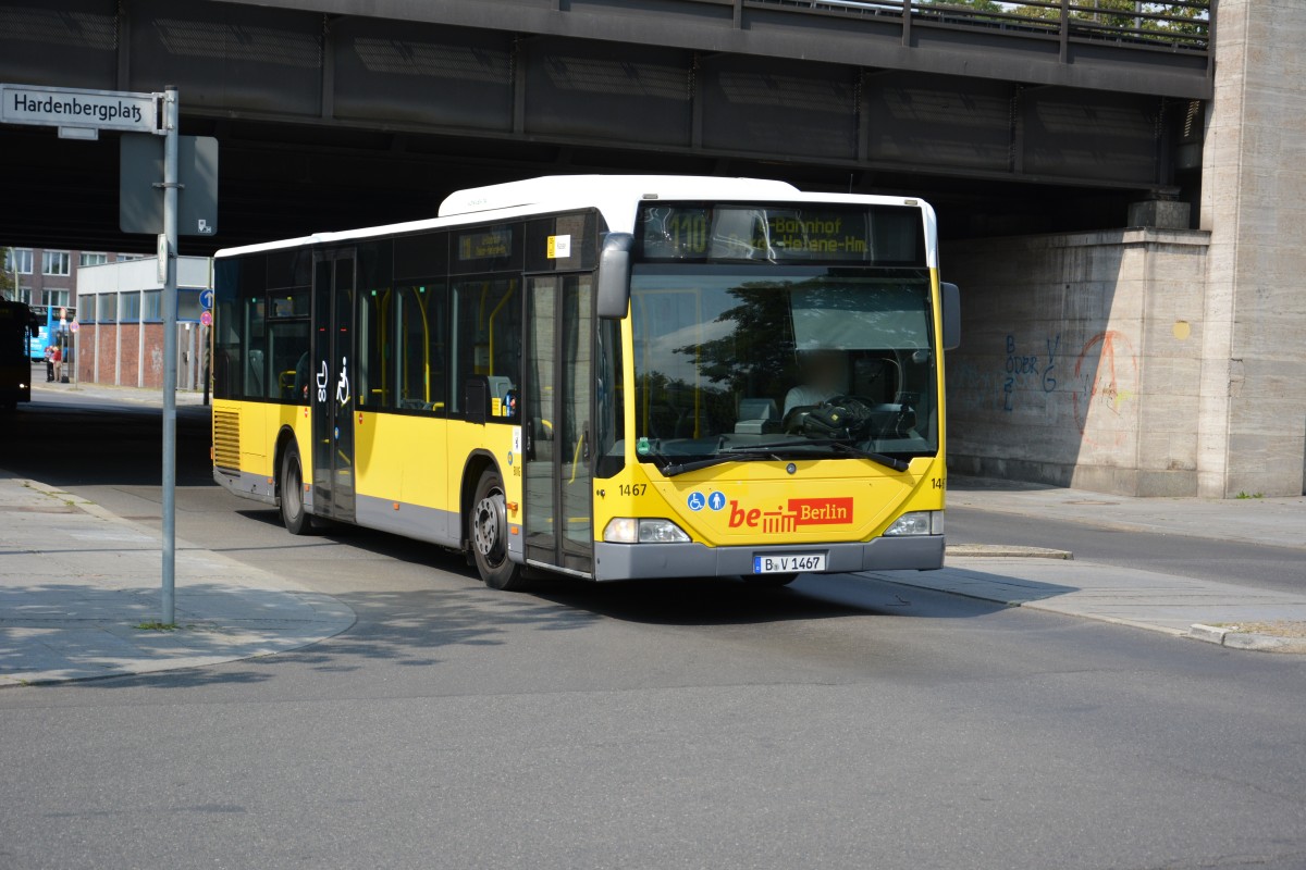 Am 21.08.2014 fährt B-V 1467 (Mercedes Benz O530) auf der Linie 110. Aufgenommen Berlin Zoologischer Garten.
