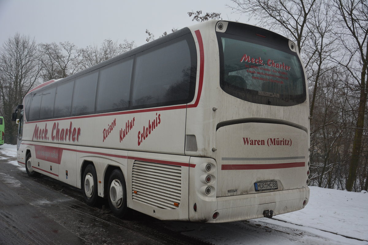 Am 23.01.2016 steht MÜR-MC 88 (Neoplan Tourliner / Meck. Charter) an der Jesse-Owens-Allee in Berlin.
