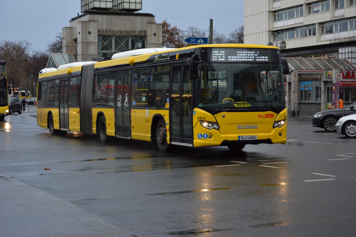 Am 24.12.2014 fährt B-V 4454 (Scania Citywide) auf der Linie M49 nach Staaken. Berlin Zoologischer Garten.

