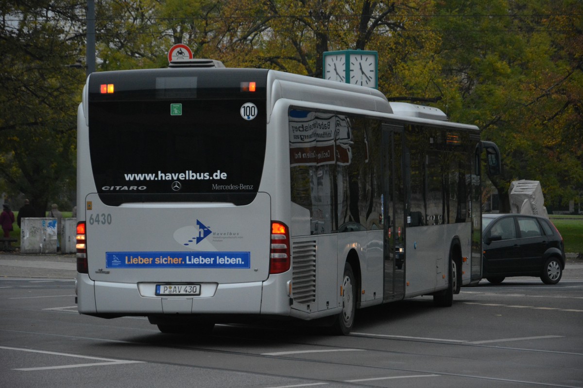 Am 25.10.2014 fährt P-AV 430 auf der Linie 612. Aufgenommen wurde ein Mercedes Benz O530 Low Entry Ü, Potsdam Platz der Einheit.

