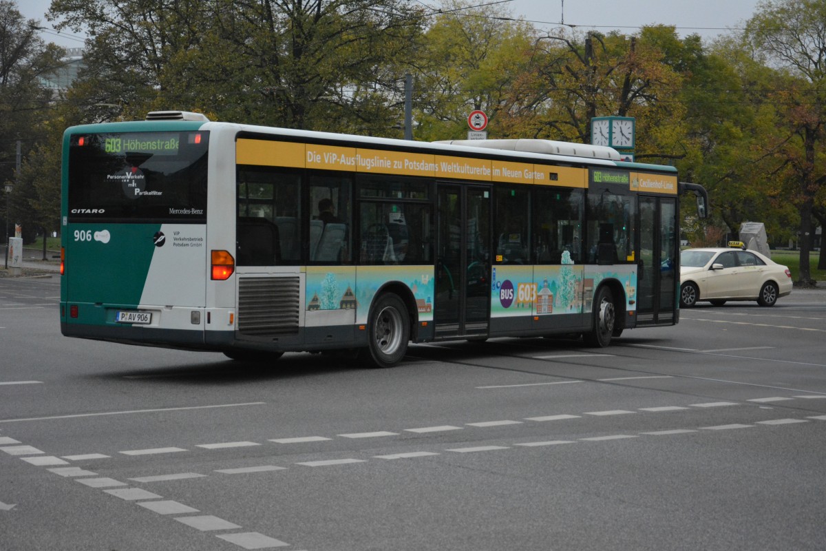 Am 25.10.2014 fährt P-AV 906 auf der Linie 603 zur Höhenstraße. Aufgenommen wurde ein Mercedes Benz O530 , Potsdam Platz der Einheit.
