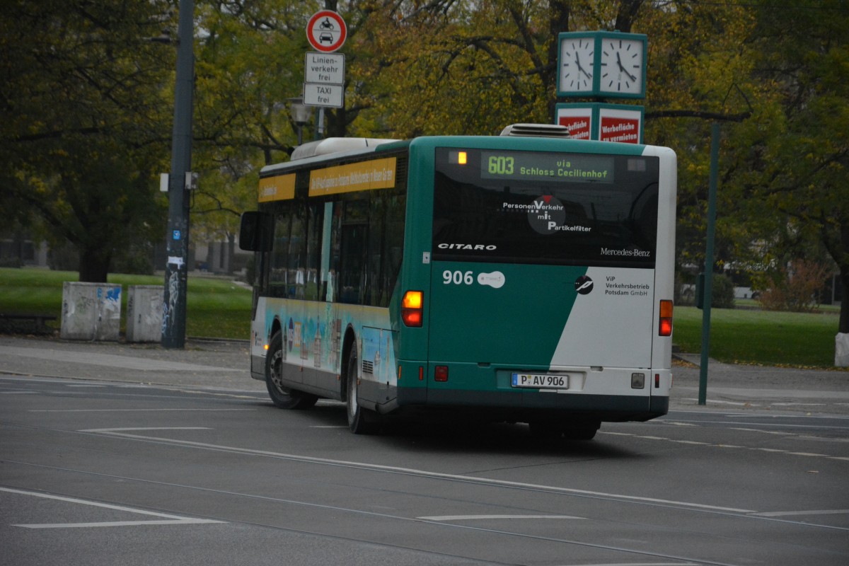 Am 25.10.2014 fährt P-AV 906 auf der Linie 603 zur Höhenstraße. Aufgenommen wurde ein Mercedes Benz O530 , Potsdam Platz der Einheit.
