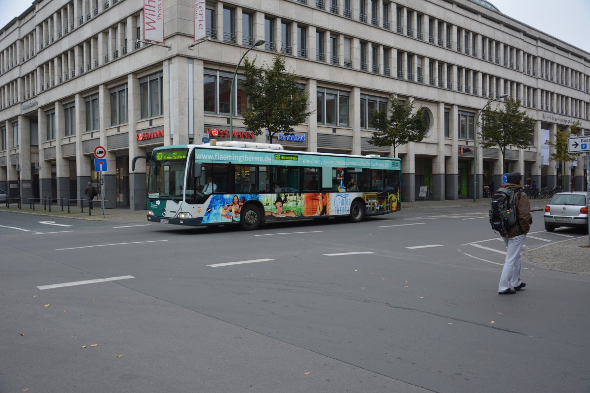 Am 25.10.2014 fährt P-AV 907 (Mercedes Benz O530) auf der Linie 603 zur Höhenstraße in Potsdam. Aufgenommen am Platz der Einheit.
