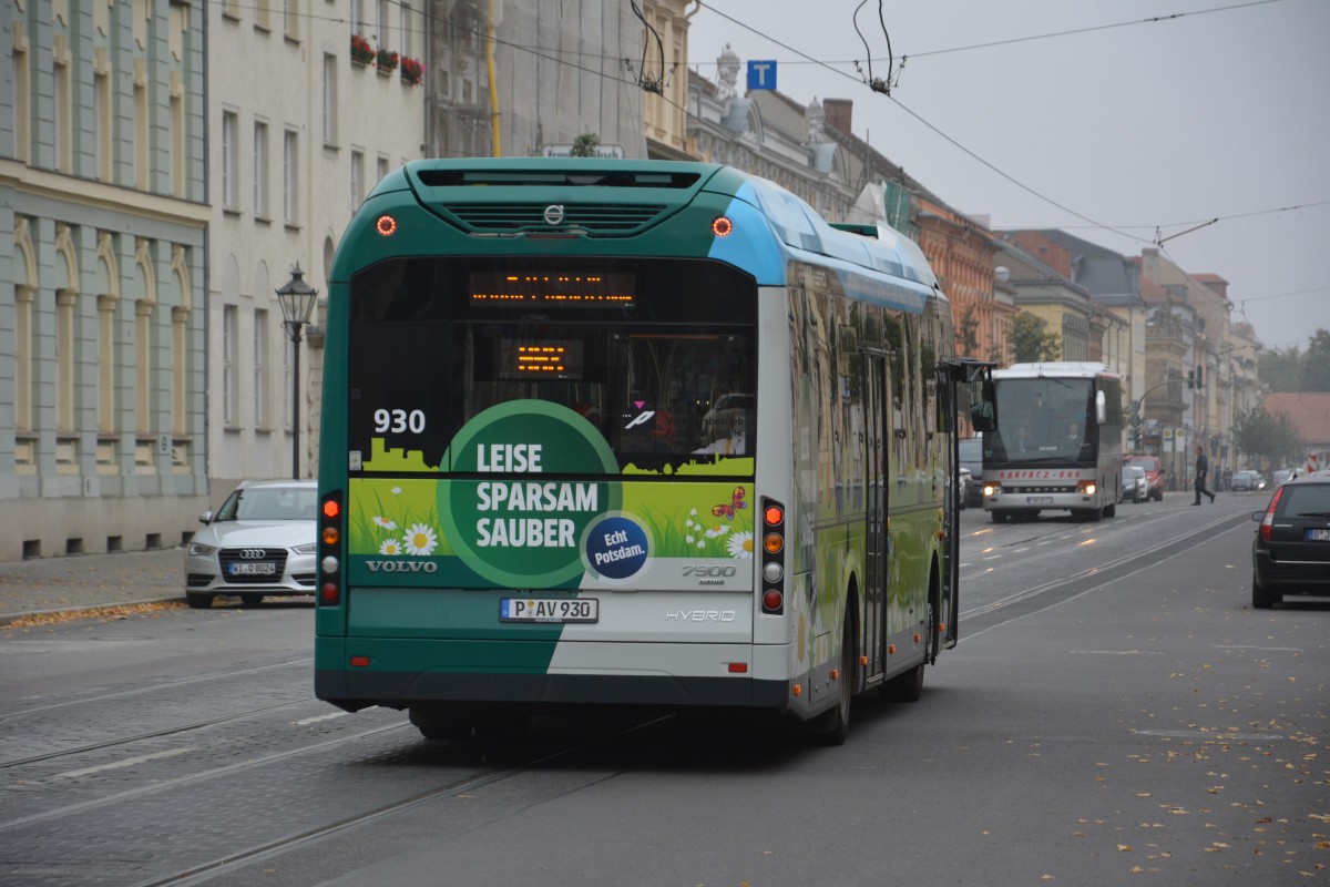 Am 25.10.2014 fährt P-AV 930 (Hybrid Volvo 7900) auf der Linie 692 Richtung Institut. Aufgenommen Platz der Einheit, Potsdam.
