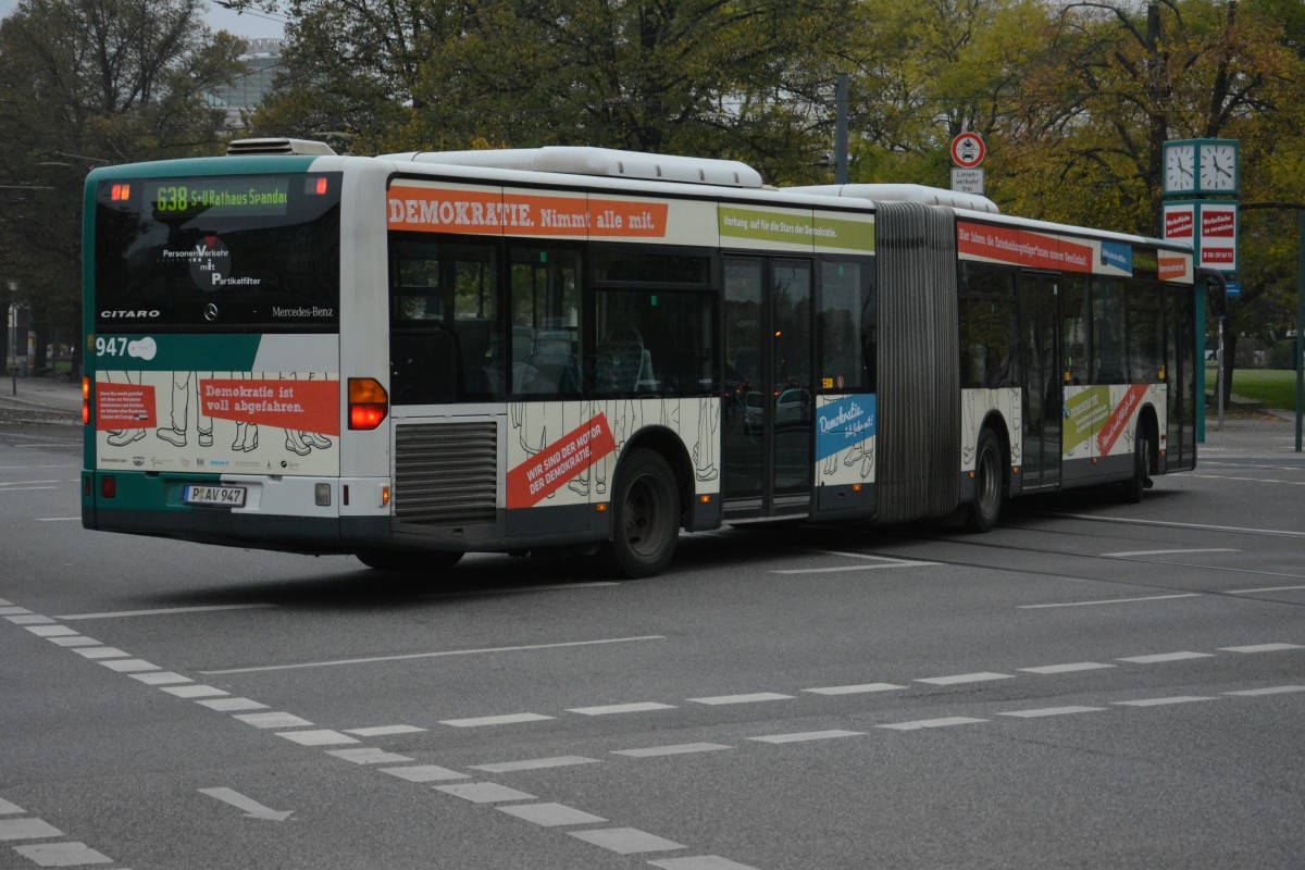 Am 25.10.2014 fährt P-AV 947 auf der Liniie 638 zum Rathaus Spandau. Aufgenommen wurde ein Mercedes Benz O530 , Potsdam Platz der Einheit.
