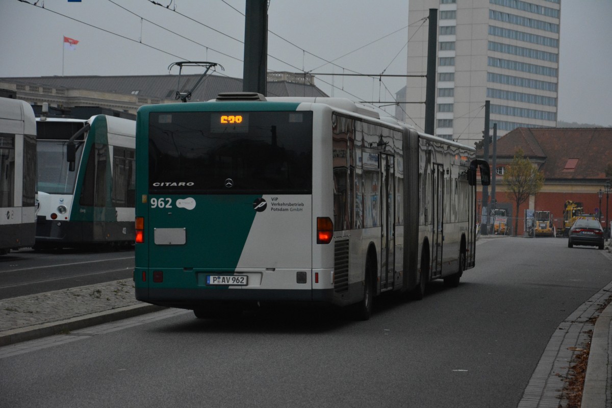 Am 25.10.2014 fährt P-AV 962 (Mercedes Benz O530) Richtung Potsdam Hauptbahnhof. Aufgenommen am Landtag.
