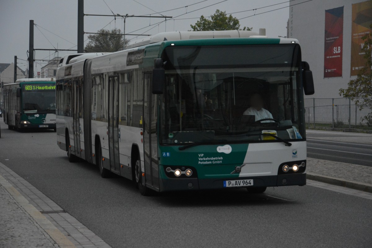 Am 25.10.2014 fährt P-AV 964 (Volvo 7700) Richtung Potsdam Hauptbahnhof. Aufgenommen am Landtag.
