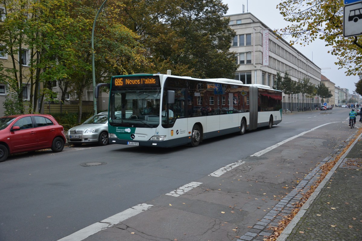 Am 25.10.2014 fährt P-AV 973 (Mercedes Benz O530) auf der Linie 695 zum Neuen Palais in Potsdam. Aufgenommen am Bassinplatz.
