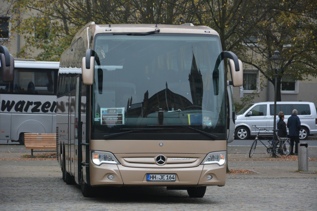 Am 25.10.2014 steht HH-JE 164 (Mercedes Benz Travego) am Bassinplatz in Potsdam.

