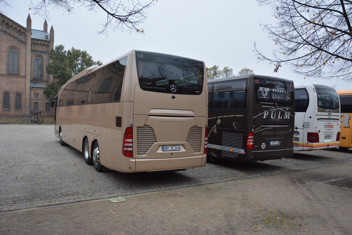 Am 25.10.2014 steht HH-JE 164 (Mercedes Benz Travego) am Bassinplatz in Potsdam.
