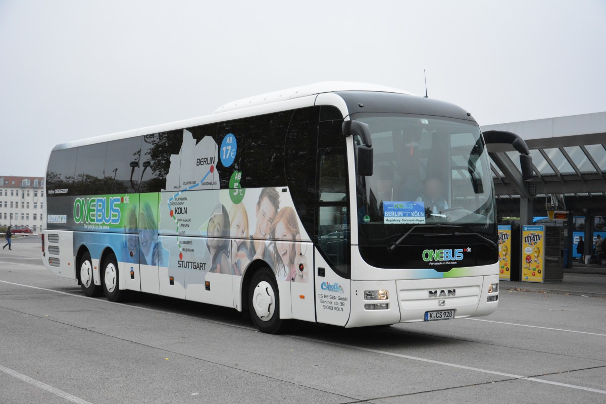 Am 25.10.2014 wird K-CS 928 (MAN Lion's Coach) nach Köln am Halt Berlin ZOB bereitgestellt.
