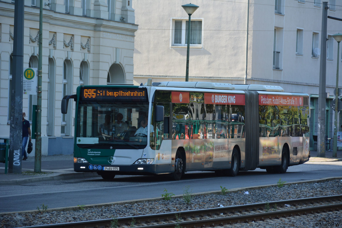 Am 26.07.2018 fuhr P-AV 975 auf der Linie 695 durch Potsdam. Aufgenommen wurde ein Mercedes Benz Citaro G Facelift / Potsdam, Platz der Einheit.