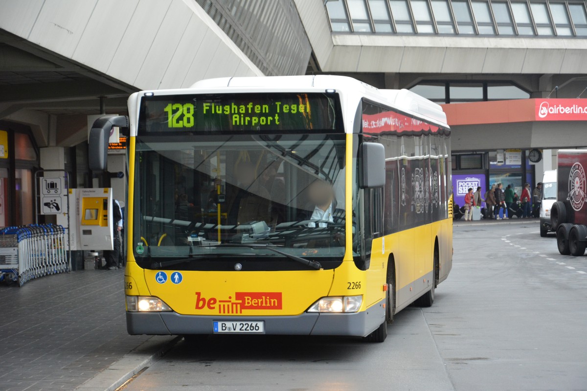 Am 26.10.2014 fährt B-V 2266 auf der Linie 128. Aufgenommen wurde ein Mercedes Benz Low Entry, Flughafen Berlin Tegel.
