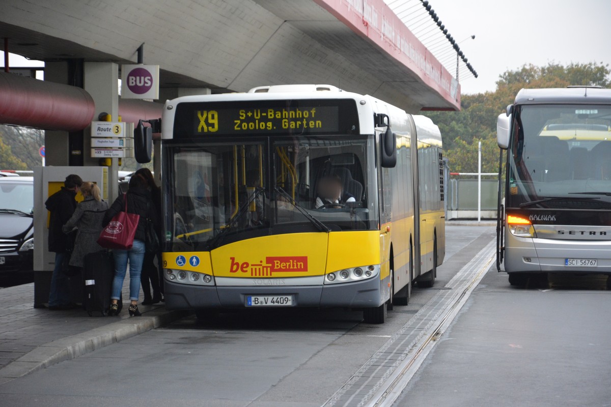 Am 26.10.2014 fährt B-V 4409 auf der Linie X9. Aufgenommen wurde ein Solaris Urbino 18, Flughafen Berlin Tegel.
