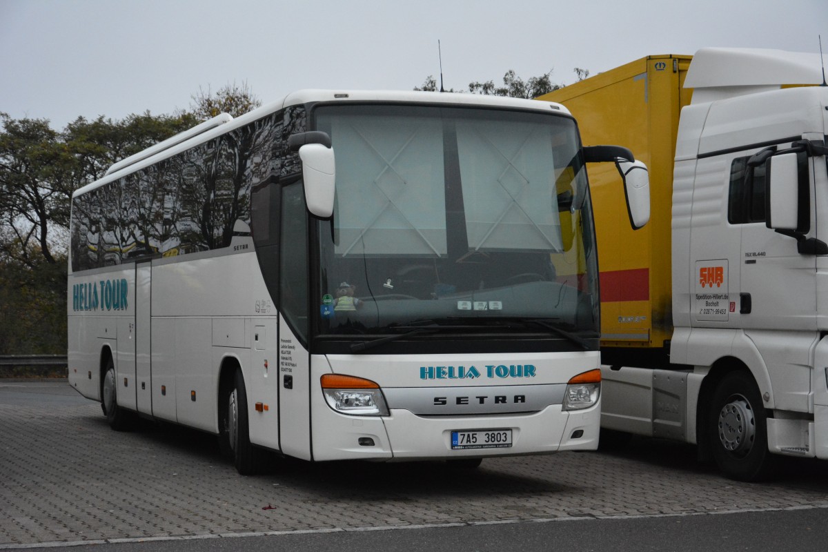 Am 26.10.2014 steht 7A5-3803 auf dem Rastplatz an der Avus (A115). Aufgenommen wurde ein Setra 4xx.
