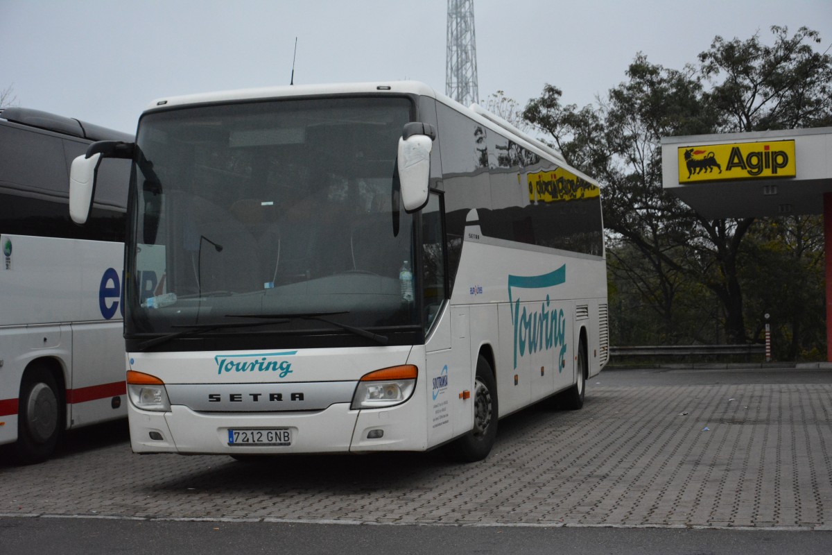Am 26.10.2014 steht 7A5-3803 auf dem Rastplatz an der Avus (A115). Aufgenommen wurde ein Setra 4xx.
