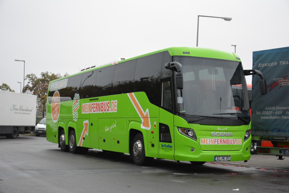 Am 26.10.2014 steht DZ-ME 35 (Scania Touring) am Rastplatz Avus (A115).
