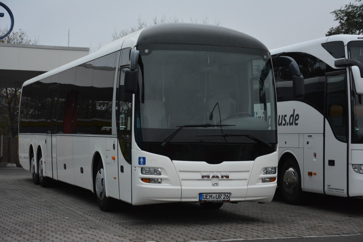 Am 26.10.2014 steht UEM-UR 26 auf dem Rastplatz an der Avus (A115). Aufgenommen wurde ein MAN Lion's Regio.
