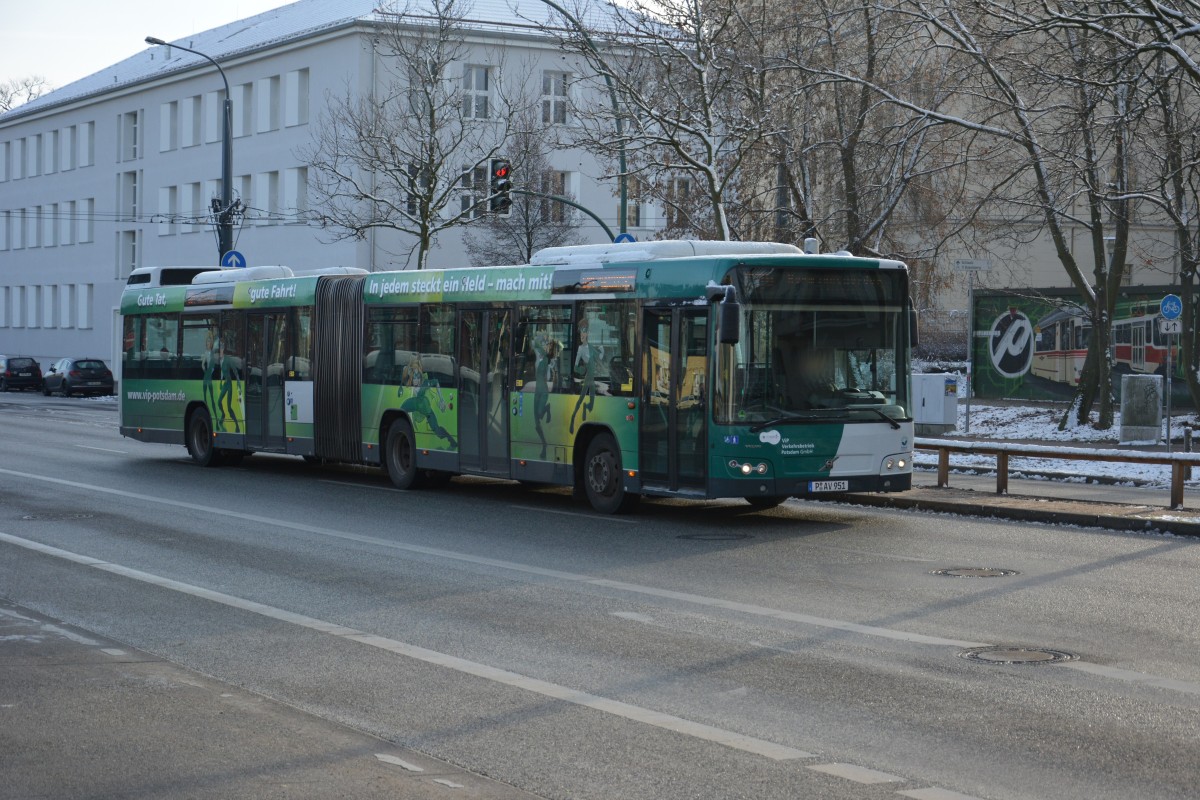 Am 27.12.2014 fährt P-AV 951 auf der Linie 694 zur Küsselstraße. Aufgenommen wurde ein Volvo 7700, Potsdam Hauptbahnhof.
