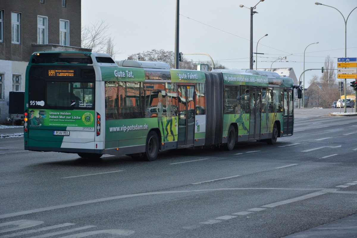 Am 27.12.2014 fährt P-AV 951 auf der Linie 694 zur Küsselstraße. Aufgenommen wurde ein Volvo 7700, Potsdam Hauptbahnhof.
