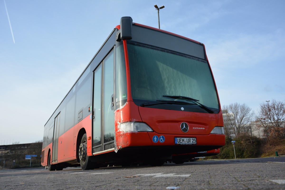 Am 27.12.2014 steht UEM-UR 25 (Mercedes Benz Citaro) abgestellt auf dem Parkplatz an der Avus in Berlin.
