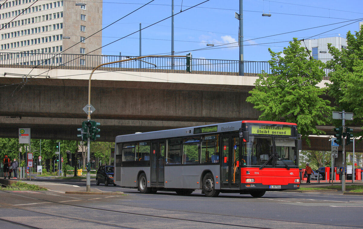 Am 28. Mai 2021 fuhr der letzte Rheinbahn MAN NL263 als Dienstfahrt von der Landtag/Kniebrücke zum Betriebshof Heerdt, hier ist er unter der Kniebrücke.