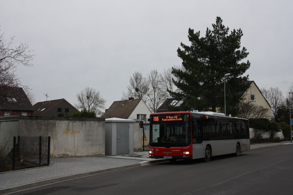 Am 28.02.20 war ich auf Monheimer Stadtgebiet unterwegs, um einige Busse, welche in meiner Sammlung fehlten zu jagen. Mit Rheinbahn Wagen 7541, einem MAN NL283, wurde die Sammlung erweitert und besagter Wagen wurde am Monheimer Heerweg während einer kleinen Pause fotografiert.