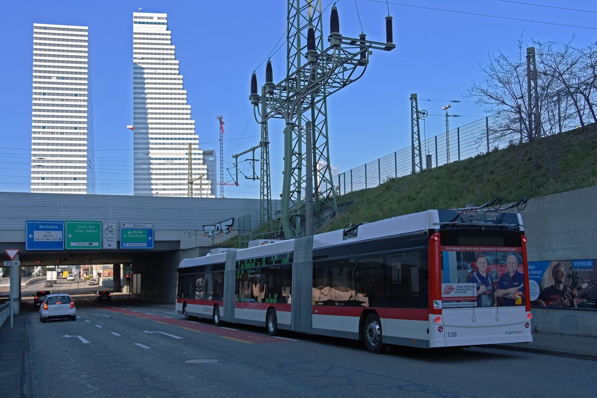 Am 28.02.2022 verlässt der St. Galler Hess Trolleybus 163, der zu Testzwecken in Basel weilt, die Garage Rankstrasse Richtung Depot Wiesenplatz, wo der Bus offiziell besichtigt werden kann. Hier fährt der Bus durch die Grenzacherstrasse.
