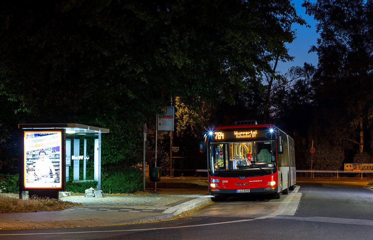 Am 2.8.2018 steht Wagen 8398 der Rheinbahn, der einzige Lion's City im Bestand, welcher die Abgasnorm Euro 6 erfüllt, an der Haltestelle Josef-Kürten-Platz im Düsseldorfer Stadtteil Urdenbach, um kurz darauf die Fahrt nach Wuppertal-Vohwinkel anzutreten.