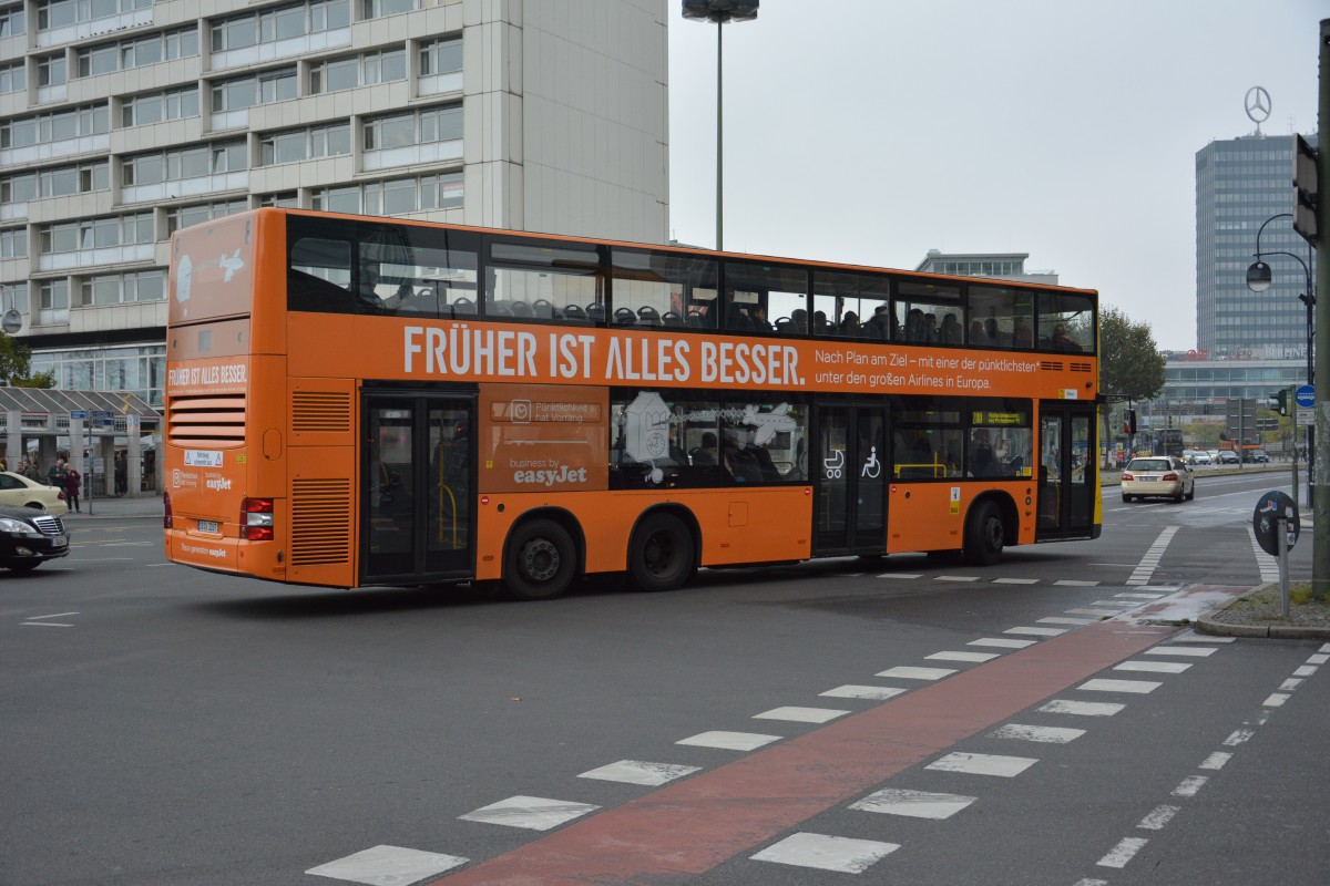 Am 30.10.2014 ist B-V 3267 (MAN Lion's City DD) unterwegs auf der Linie 200 zwischen Berlin Zoo und Berlin Gedächtniskirche.

