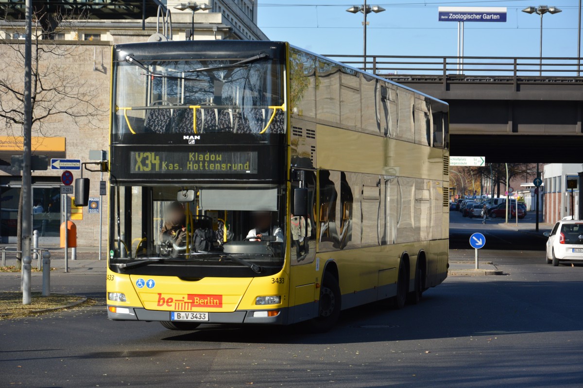 Am 30.10.2014 ist B-V 3433 (MAN Lion's City DD) unterwegs auf der Linie X34 am Berliner Zoo.
