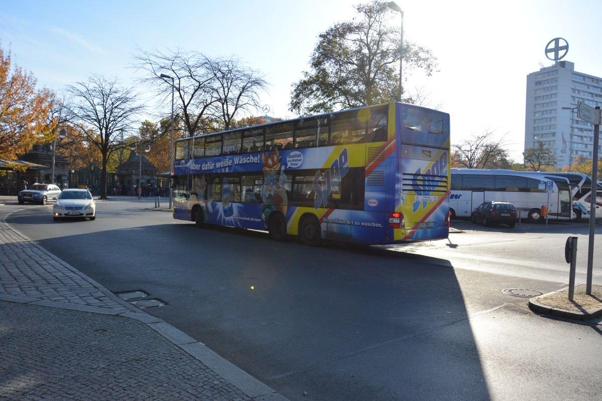 Am 30.10.2014 ist B-V 3530 (MAN Lion's City DD) unterwegs auf der Linie 200 am Berliner Zoo.
