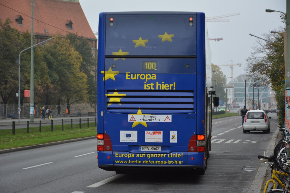 Am 30.10.2014 ist B-V 3542 (MAN Lion's City DD) unterwegs auf der Linie 100 zwischen Berlin Alexanderplatz und Berlin Zoo.
