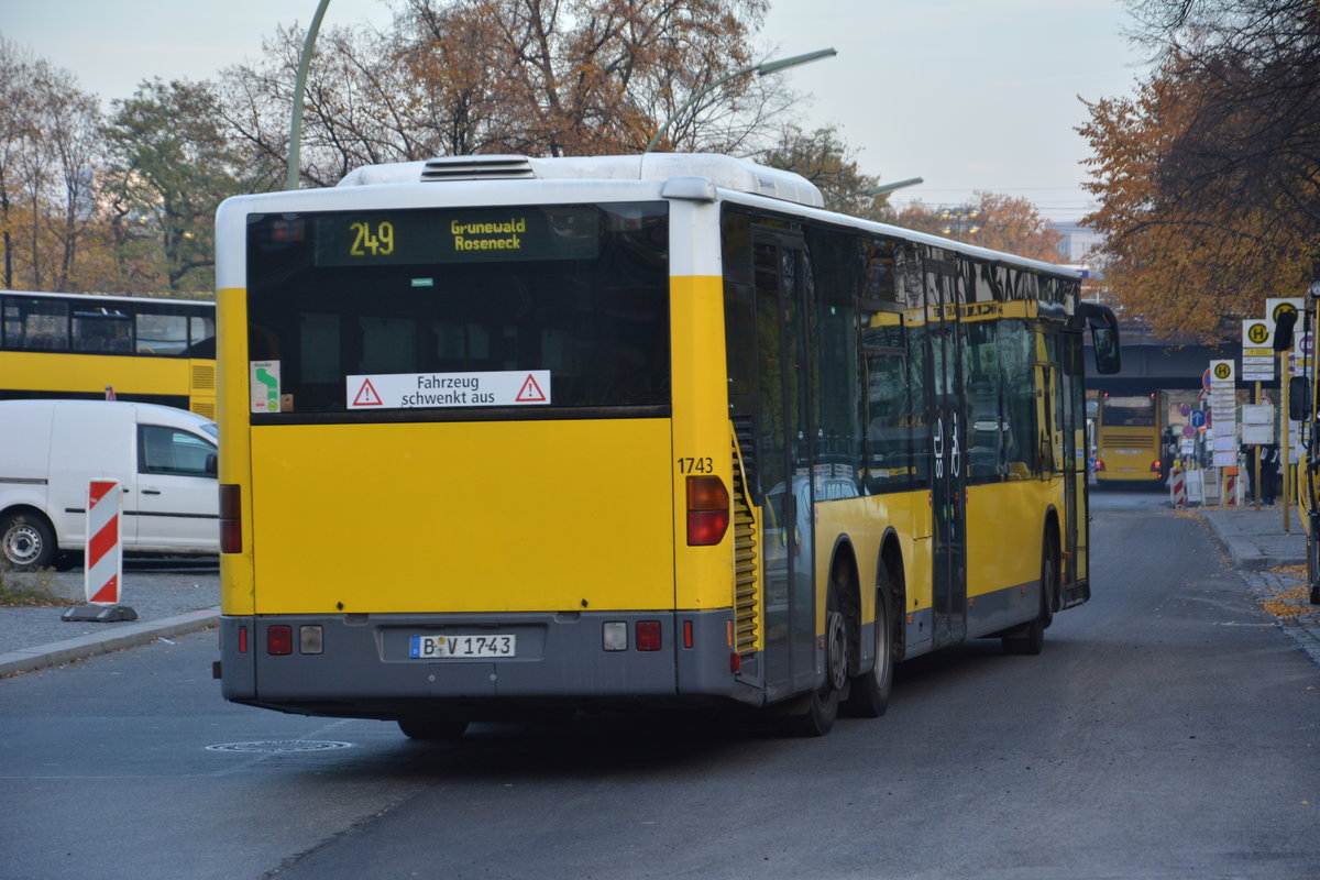 Am 31.10.2015 fährt B-V 1743 auf der Linie 249 nach Grunewald. Aufgenommen wurde ein Mercedes Benz Citaro L / Berlin Zoologischer Garten, Hertzallee.
