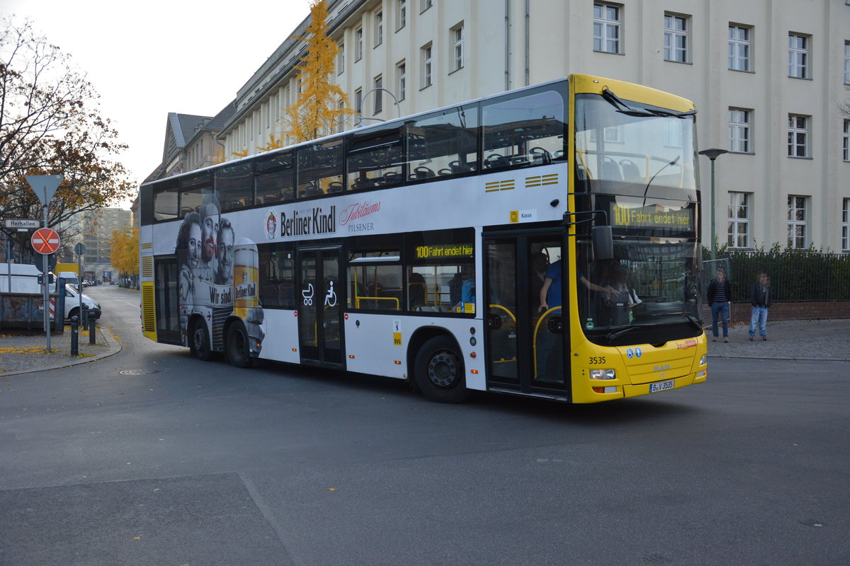 Am 31.10.2015 fährt B-V 3535 auf der Linie 100. Aufgenommen wurde ein MAN Lion's City DD / Berlin Zoologischer Garten, Hertzallee.

