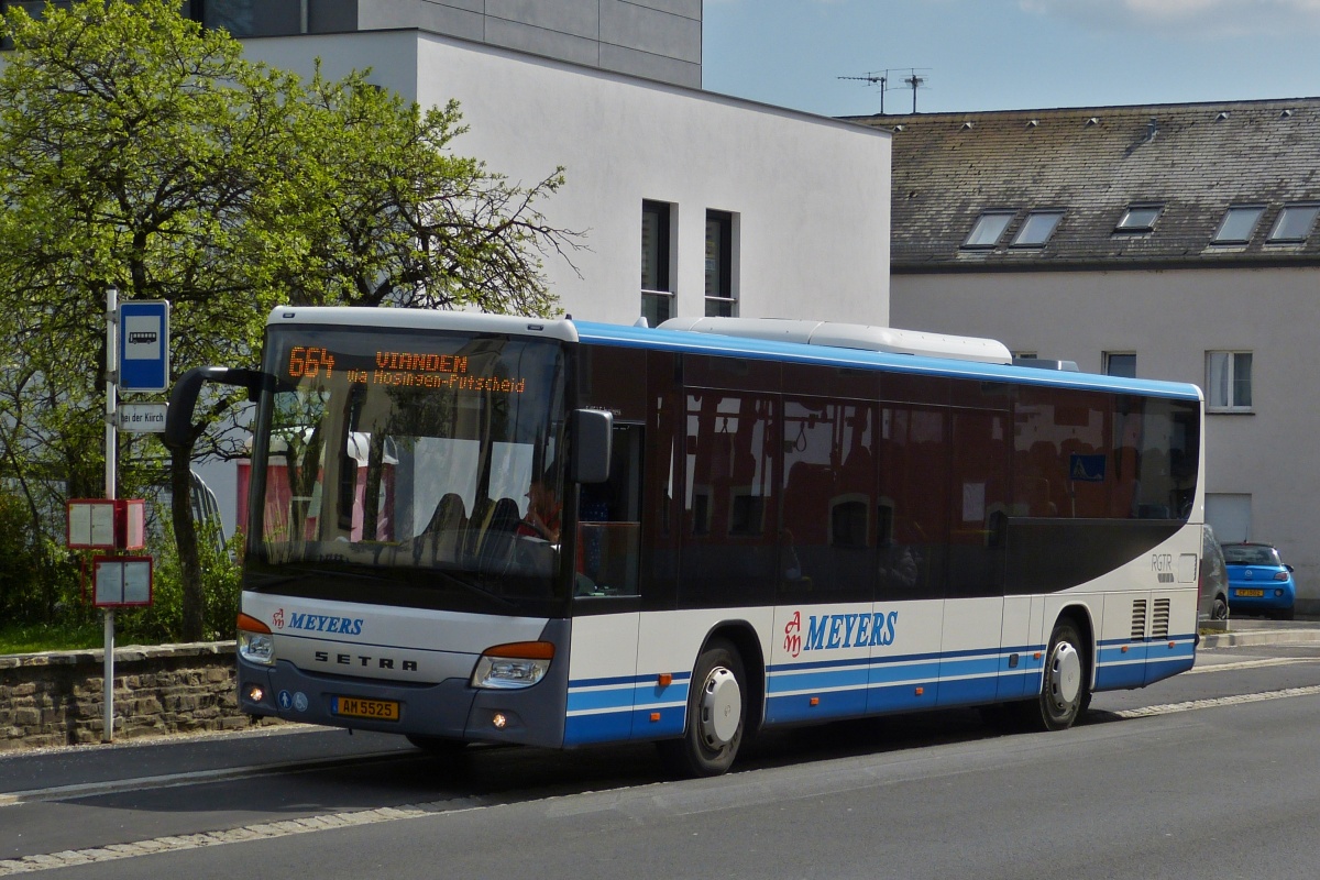 AM 5525, Setra S 415 Le von Autocars Meyers, gesehen an einer Bushaltestelle in Marnach. 04.2022