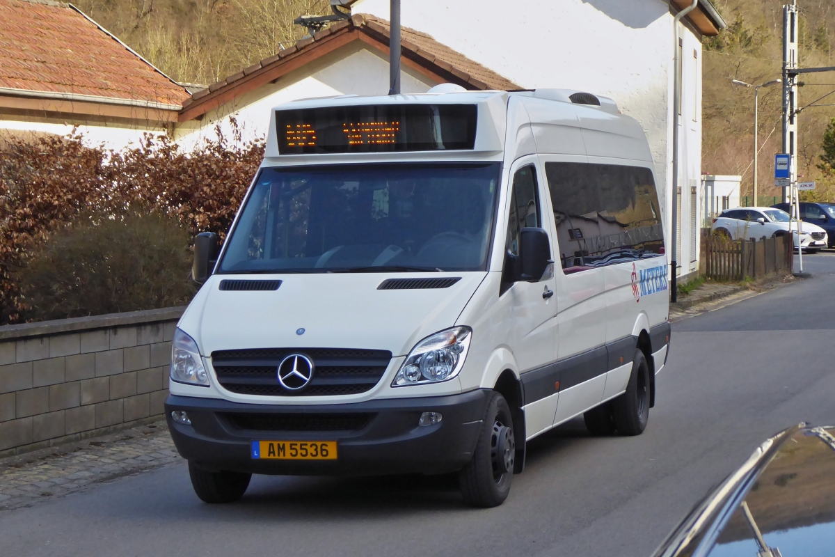 AM 5536, Mercedes Benz Sprinter von Auto Cars Meyers, gesehen nahe dem Bahnhof in Kautenbach. 27.03.2019