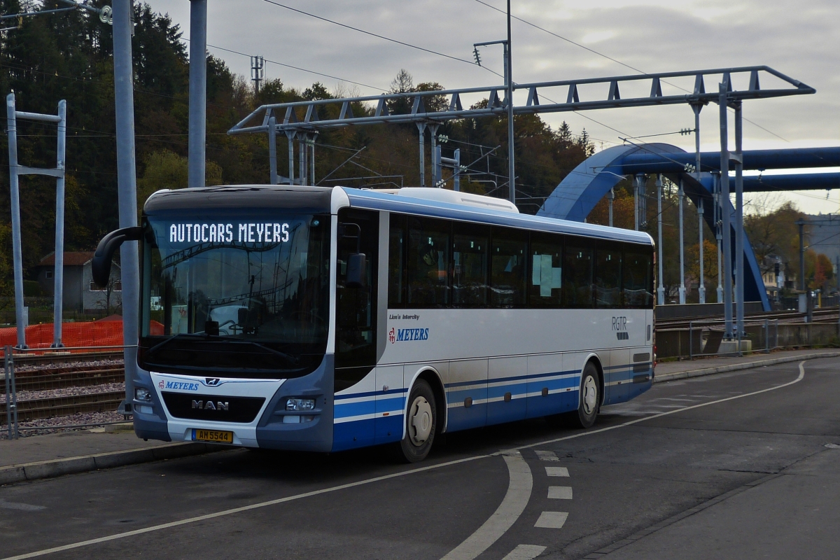 AM 5544  MAN Lion's Intercity von Autocars Meyers, steht am Bahnhof von Ettelbrück. 10.11.2020