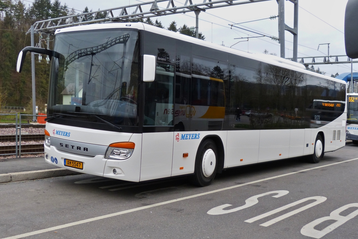 AM 5547, Setra S 416 LE von Autocars Meyers, steht am Bahnhof in Ettelbrück.  03.04.2021