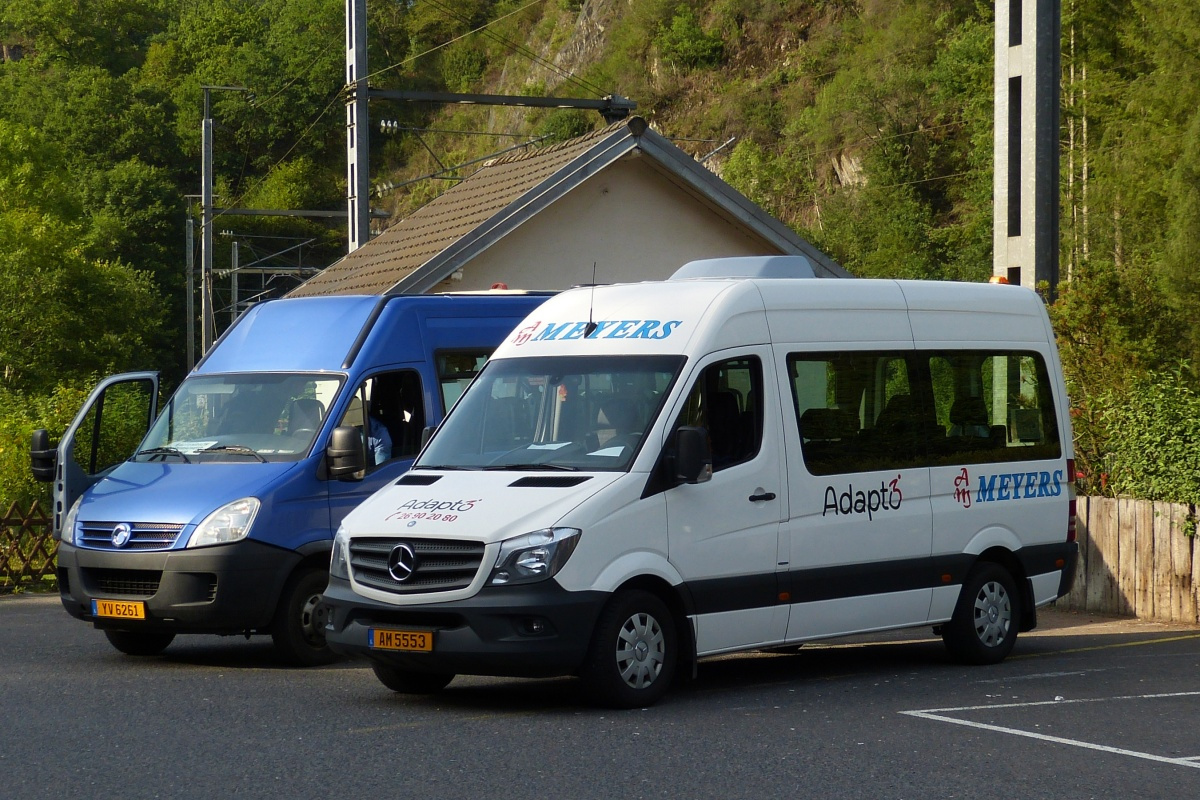 AM 5553, Mercedes Benz Sprinter von Autocars Meyers und ein weiterer Kleinbus warten am Bahnhof von Kautenbach auf die Ankunft der Züge. 28.08.2017