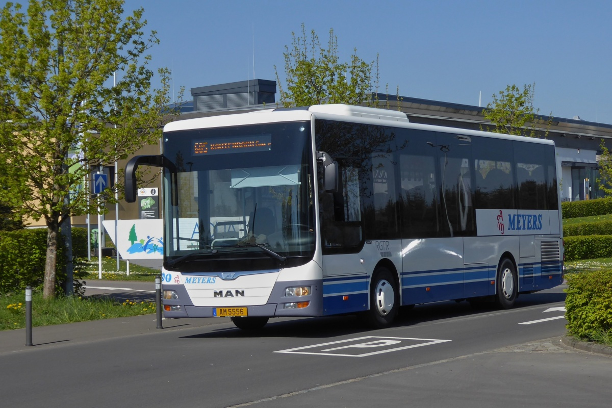 AM 5556, MAN Lion’s City von Autocars Meyers, verlässt die Umsteige Bushaltestelle Hosingen „Parc Housen“ in Richtung Kautenbach Bahnhof.  04.2022