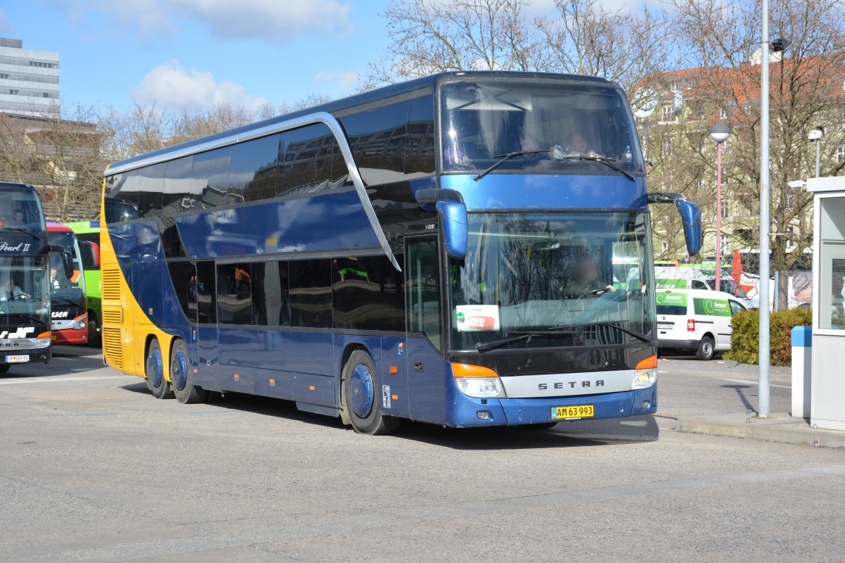 AM 63 993 aus Dänemark ist am 06.04.2015 unterwegs für Rødbillet.dk. Aufgenommen wurde ein Setra S 431 DT / Zob Berlin.
